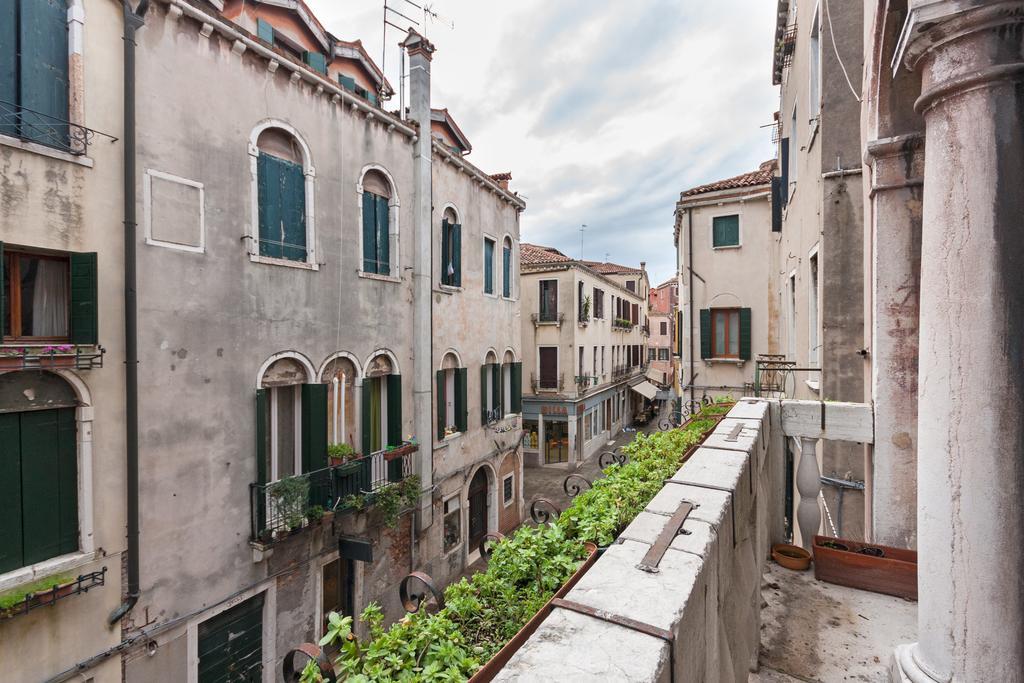 Appartamento Dei Frari Venedig Zimmer foto