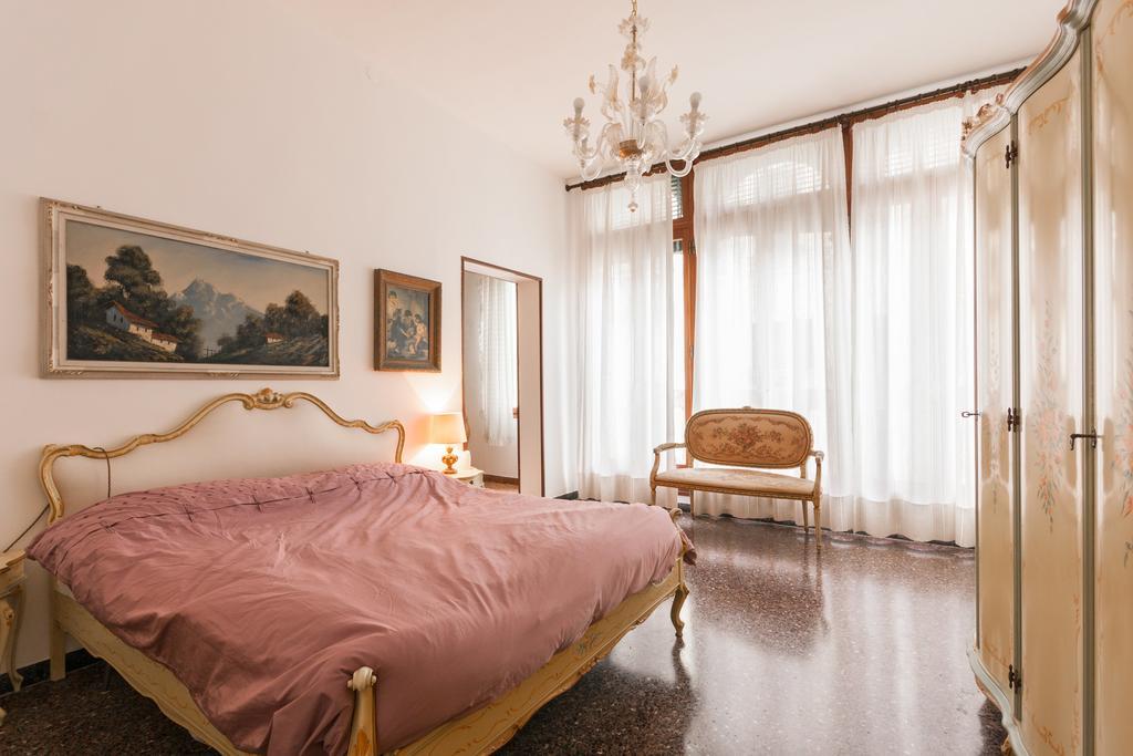 Appartamento Dei Frari Venedig Zimmer foto